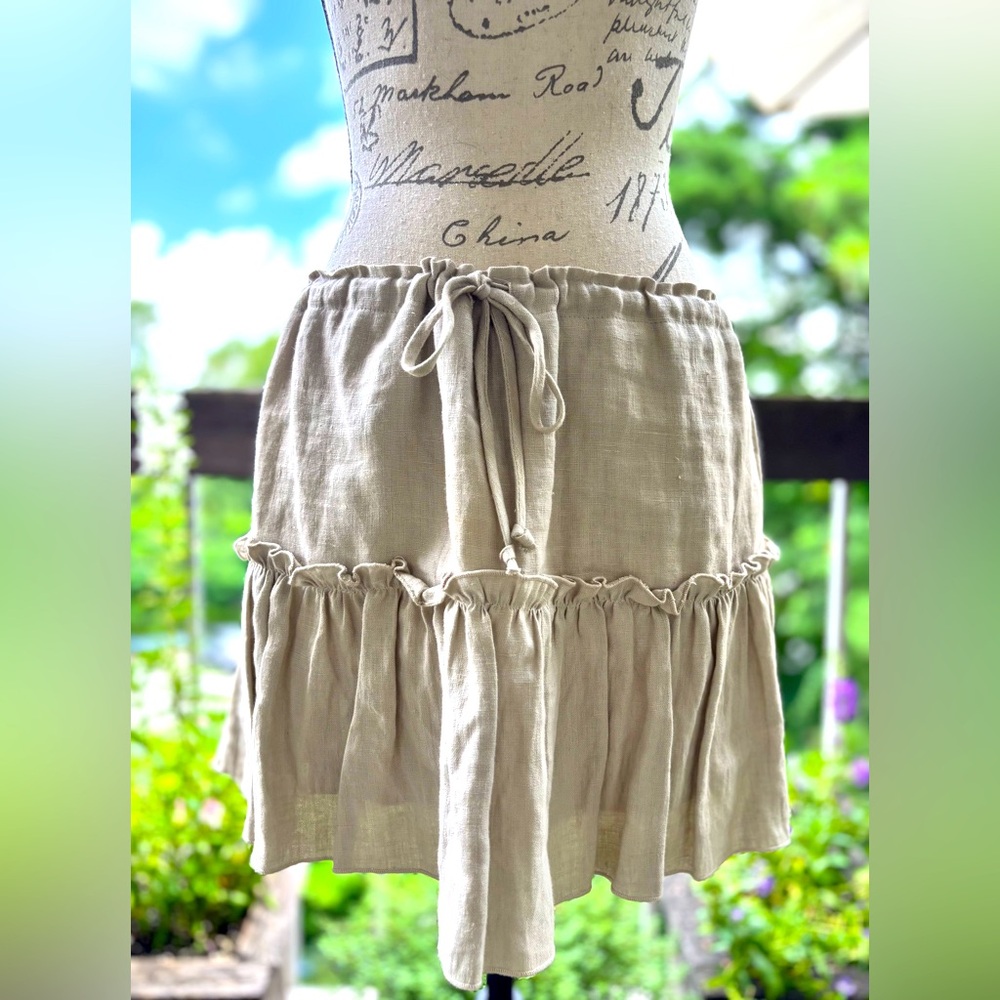 BisouJeans Ruffle Linen Mini Skirt – Natural Beige
Large
Like New